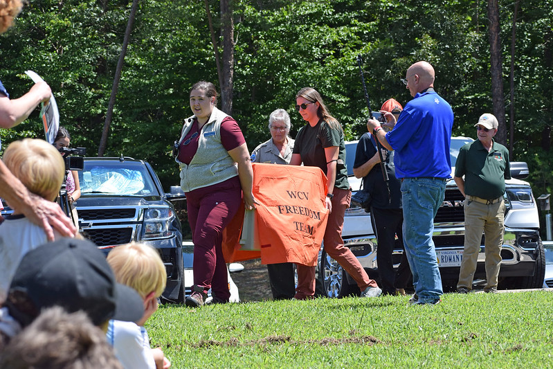 Tiến sĩ Karra Pierce cùng nhóm đang mang chiếc hộp đựng có con đại bàng bên trong ra.