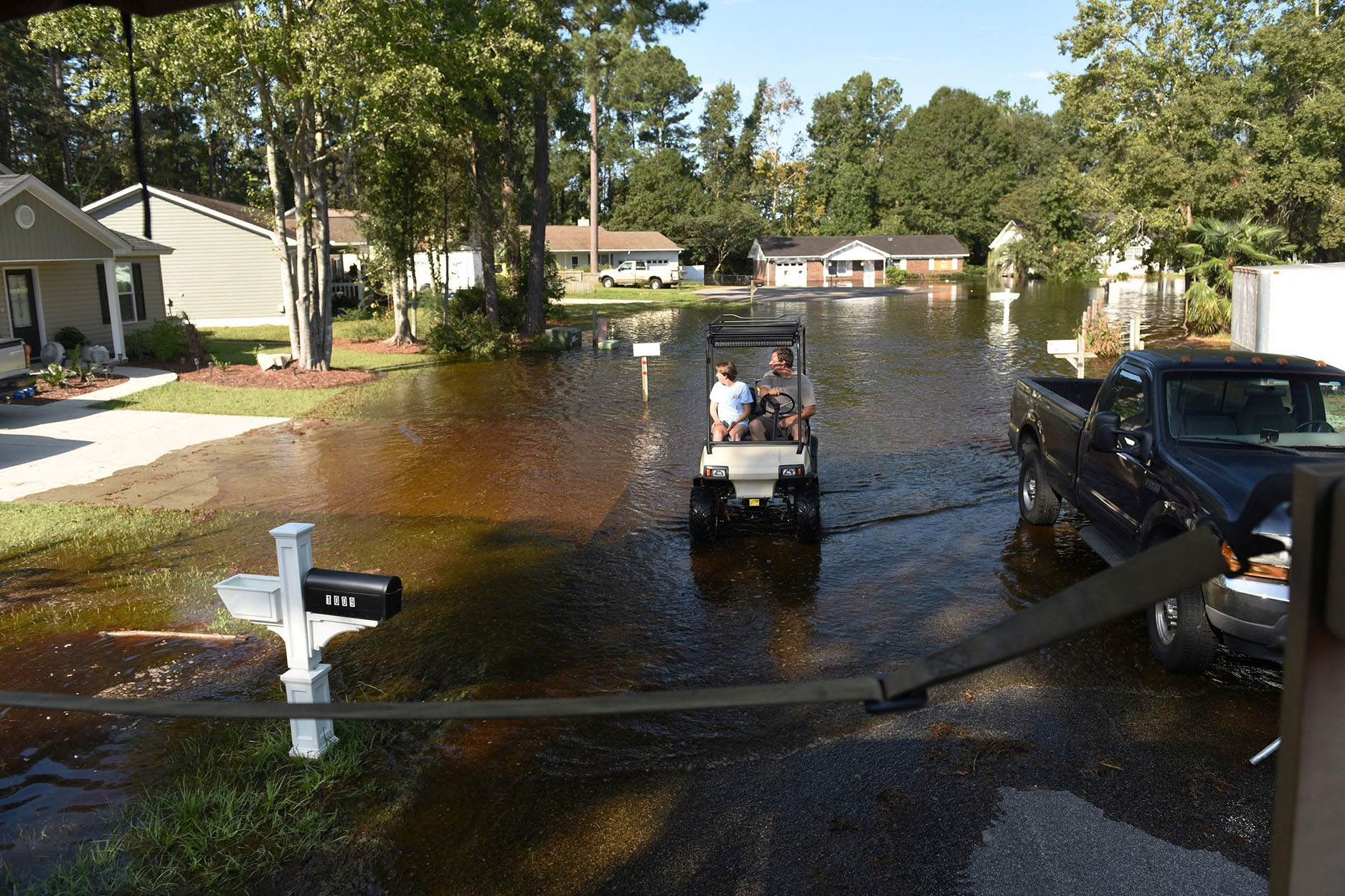 Ngay cả chỉ vài inch nước cũng có thể gây thiệt hại đáng kể cho ngôi nhà của bạn. Hãy thực hiện các biện pháp phòng ngừa trước để ngăn nước tràn vào nhà trong thời gian có bão. 