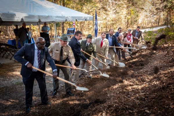 Lễ động thổ xây dựng Trung tâm Đường mòn High Bridge