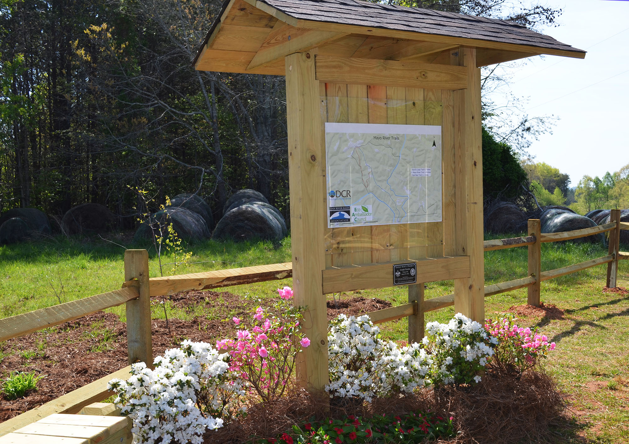 Biển báo đường mòn tại Công viên tiểu bang Mayo River trong tương lai