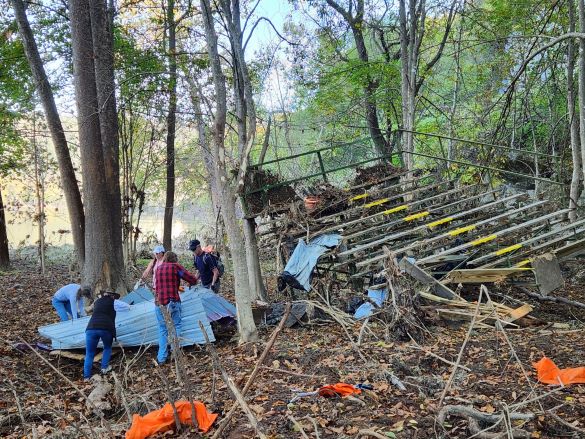 Dọn dẹp đường mòn New River sau cơn bão Helene.