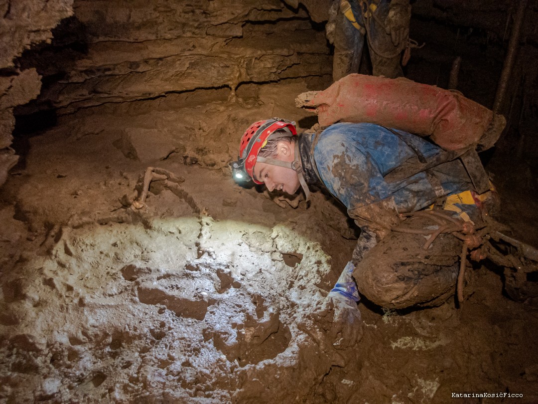 Kiểm tra bộ xương trong hang động.