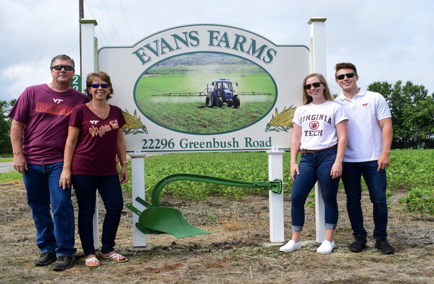 Người chiến thắng Grand Basin Jim Evans và gia đình