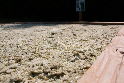 Một hộp phát bóng dọc theo Đường mòn chơi đĩa Thistle Ridge sử dụng thủy tinh tái chế làm cát