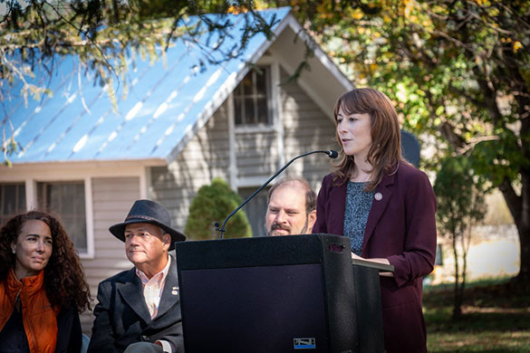 Bộ trưởng Tài nguyên và Lịch sử Stefanie Taillon