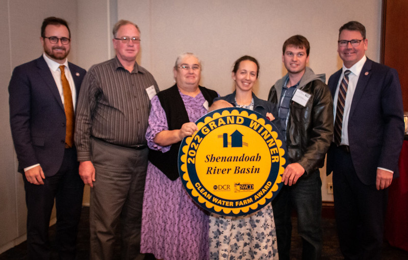 Grand Basin giành chiến thắng với gia đình Heatwole cùng Quyền Bộ trưởng Tài nguyên Thiên nhiên và Lịch sử Travis Voyles và Bộ trưởng Nông nghiệp Matthew Lohr