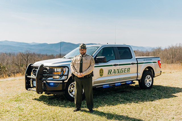 Kiểm lâm thực thi pháp luật với du khách công viên