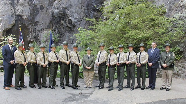 Người kiểm lâm ở phía trước xe tải