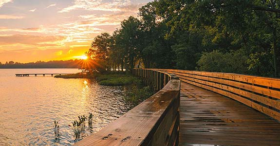 Đi bộ dọc bờ sông Hopewell. Ảnh Daniel Jones.