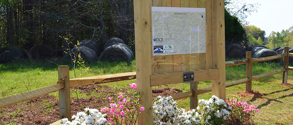 Biển báo đường mòn tại Công viên tiểu bang Mayo River