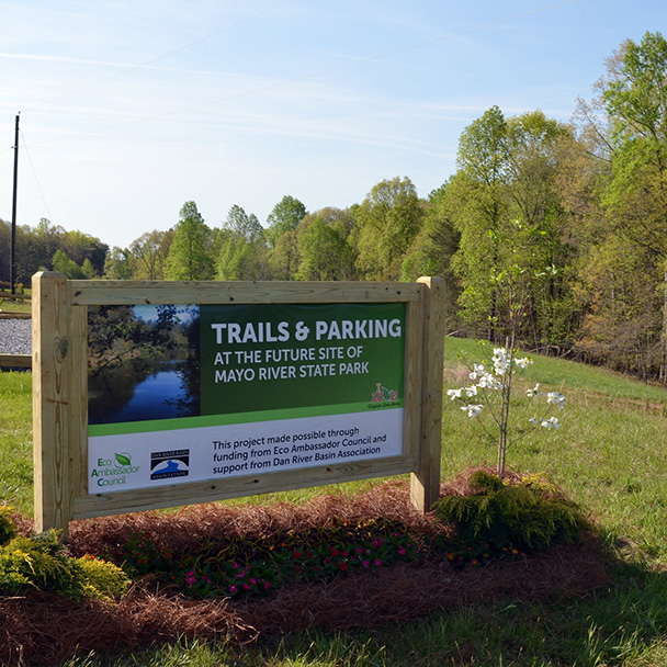 Biển báo đường mòn ở Sông Mayo