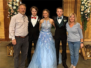 Tim, Amy, Justin, Samuel, Faith và Zachary Alderson, A-Plus Farms