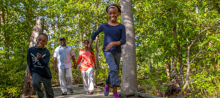 Gia đình đi bộ đường dài tại Công viên tiểu bang Belle Isle