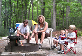 Gia đình quanh đống lửa trại.