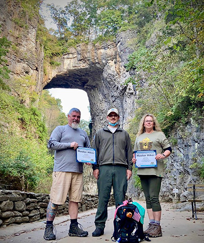 RJ Meade và Debra Ryder nhận chứng chỉ Master Hiker tại Natural Bridge ảnh của Debra Ryder