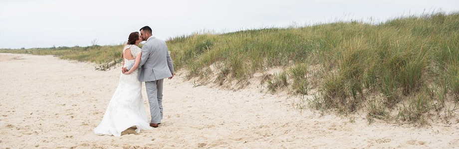 Đám cưới tại Công viên tiểu bang First Landing. Nhiếp ảnh Caitlin Gerres: www.caitlingerresphotography.com Đám cưới tại Công viên tiểu bang First Landing. Nhiếp ảnh Caitlin Gerres: www.caitlingerresphotography.com