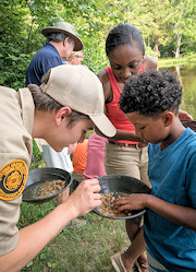 Phiên dịch viên với trẻ em