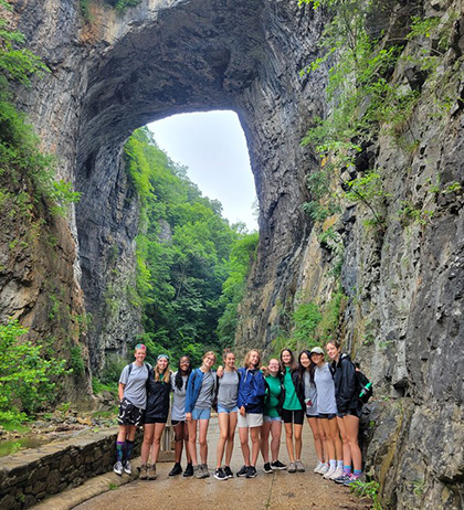 Các thành viên YCC tại Công viên Tiểu bang Natural Bridge